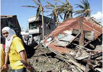 Два человека погибли под тяжестью бетонного креста, который тайфун сорвал с крыши католической церкви