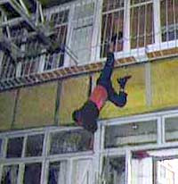 Столичным спасателям пришлось вынимать из решетки окна на втором этаже&#133; Свисавшего вниз головой мужчину