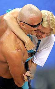 С чемпионата мира слепой пловец виктор смирнов вернулся с 7 медалями и&#133; Швами на лбу