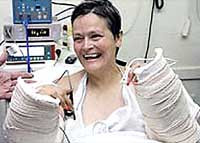 Испанские хирурги впервые в мире пришили обе руки женщине, потерявшей собственные конечности 28 лет назад