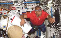 Экипаж шаттла «дискавери» совершил незапланированный выход в открытый космос, чтобы устранить техническую неполадку