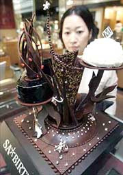 В японии к рождеству предлагают украшенный 100 бриллиантами шоколадный торт стоимостью «каких-то» 850 тысяч долларов