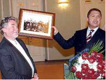 На десятилетие академии искусств украины известный политик владимир семиноженко подарил ее президенту&#133; Фотографию из своего архива