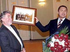 На десятилетие академии искусств украины известный политик владимир семиноженко подарил ее президенту&#133; Фотографию из своего архива