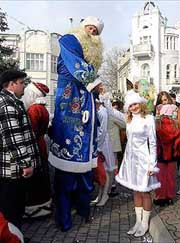 Актеры евпаторийского театра на ходулях стали самыми высокими в украине дедами морозами и снегурочками