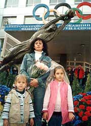 В днепропетровске открыт памятник погибшему четыре года назад футболисту сергею перхуну