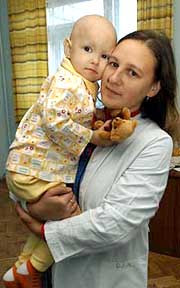 Киевские хирурги, удаляя 4-летнему ребенку пораженные злокачественной опухолью почки, сохранили часть одной из них
