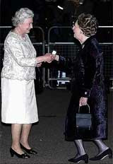 Бывший премьер-министр великобритании маргарет тэтчер опоздала на торжество по поводу своего юбилея, поскольку принимала по телефону поздравления от джорджа буша