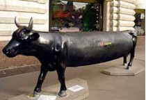 На московском благотворительном аукционе пластиковую корову, расписанную юрием башметом или андреем макаревичем, можно купить за 10 тысяч евро