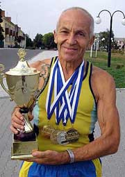68-летнему анатолию присяжнюку, мировой рекорд которого в беге на 10 километров держится вот уже восемь лет, на международных соревнованиях приходилось спать на полу, довольствоваться булочкой и стаканом молока в день