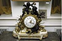 Часы из мрамора и бронзы «амур» можно купить за 24 тысячи гривен, а уникальный кабинет xvii после реставрации&nbsp;— за несколько десятков тысяч долларов