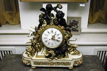 Часы из мрамора и бронзы «амур» можно купить за 24 тысячи гривен, а уникальный кабинет xvii после реставрации&nbsp;— за несколько десятков тысяч долларов
