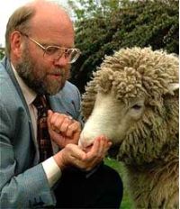 Создатель овечки долли получил лицензию на клонирование человека
