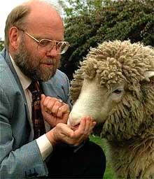 Создатель овечки долли получил лицензию на клонирование человека
