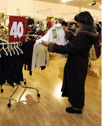 Зимнюю куртку для пятилетнего сорванца на сезонных распродажах детской одежды можно купить за 49 гривен, а легкий плащ для пятимесячного младенца&nbsp;— за 9 гривен