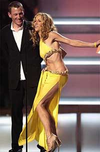 Рок-певица шерил кроу явилась на церемонию «грэмми-2005» в платье, которое обнажало ее тело настолько, что для мужской фантазии не оставалось места
