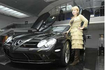 Владелице самого дорогого в украине частного автомобиля «мерседес бенц slr макларен» стоимостью четыре миллиона гривен пришлось после внесения предоплаты ждать машину три года