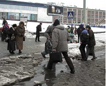 «уже вторую зиму дорожные службы не вывозят вовремя снег с киевских улиц, а только посыпают его солью»