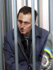 В течение двух недель юрия вередюка, согласившегося на роль убийцы тележурналиста александрова, в запертой квартире «натаскивали» на «правильные» ответы в суде