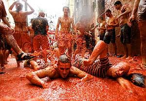 На празднике томатина 40 тысяч человек за час забросали друг друга 130 тоннами спелых помидоров