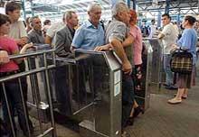 Проверять билеты у людей, приезжающих в киев на электричках, «мобилизовали» даже вокзальных сантехников и уборщиц