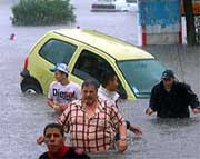 После ливневого дождя жителям брюсселя пришлось передвигаться по пояс в воде