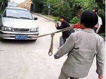 71-летняя китаянка 20 метров тащила зубами автомобиль весом более тонны