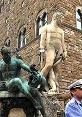 Всемирно известной статуе нептуна во флоренции отломали руку