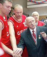 Вчера в москве скончался легендарный баскетбольный тренер александр гомельский