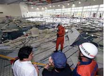 В городе сендай в результате землетрясения обрушился подвесной потолок в бассейне, где находились более 80 человек