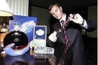 Бутылка коньяка, который предлагают в киевском сигарном клубе «лондон» к изысканной сигаре, стоит&#133; 62 тысячи гривен