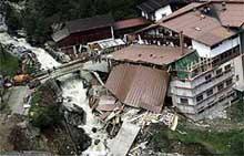 На популярных альпийских курортах швейцарии, австрии и германии из-за наводнения погибли 11 человек