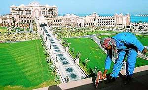 В абу-даби открылся самый дорогой отель на планете, строительство которого обошлось почти в четыре миллиарда долларов