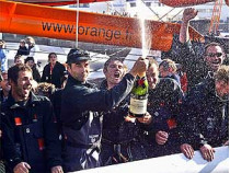 Французские путешественники побили мировой рекорд кругосветного плавания, за 50 дней обогнув земной шар на катамаране