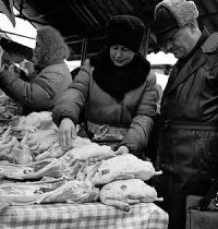 Простояв в очереди за куриными потрохами полтора часа (! ), пенсионеры уходили ни с чем