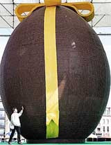 К католической пасхе в бельгии изготовили шоколадное яйцо высотой более восьми метров и весом свыше полутора тонн!