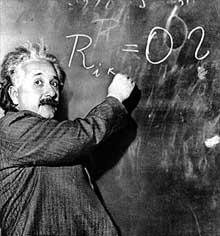 В ответ на слова эйнштейна, что чарли чаплин станет великим человеком, поскольку его фильмы понятны всем, актер ответил: «вашу теорию относительности не понимает никто, но вы уже великий»