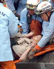 В японии пассажирский поезд врезался в грузовик на следующий день после крупной железнодорожной катастрофы, унесшей жизни 73 человек