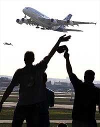 Вчера крупнейший в мире пассажирский лайнер а380 успешно совершил свой первый полет