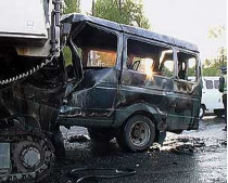Четверых пассажиров микроавтобуса, сгоревшего вчера на большой окружной дороге в киеве, спасли дорожные рабочие