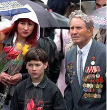 Несмотря на дождь, который шел в день победы, ветераны войны ходили по столице без зонтов: их руки были заняты цветами