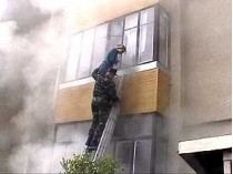 В течение 20 минут ровенские пожарные спасли семерых задыхавшихся в дыму жильцов пятиэтажки