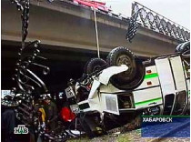 В хабаровске переполненный пассажирский автобус рухнул с моста на дорогу