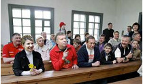 Премьер юлия тимошенко слепила глиняный подсвечник, а министр транспорта и связи евгений червоненко покатался на лошади