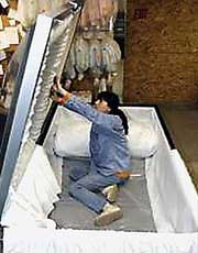 Для покойного весом 405 килограммов изготовили гроб шириной 2,1 метра