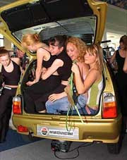 Двадцать три девушки настолько плотно «упаковались» в салон крохотного автомобильчика размером с коробку для телевизора, что некоторых удалось еле-еле вытащить