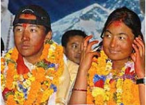 Молодые непальские альпинисты впервые в истории заключили брак на вершине эвереста