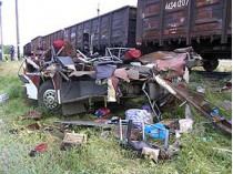 В смятом локомотивом автобусе люди погибали семьями