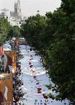 В поддержку «кандидатуры» мадрида, борющегося за право принять олимпийские игры 2012 года, испанцы развернули самый большой в мире флаг&nbsp;— длиной два с половиной километра!