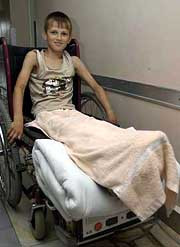 Десятилетний антон, которому сенокосилкой отрезало левую стопу, уже носится по отделению больницы на коляске и шевелит пальчиками пришитой ноги